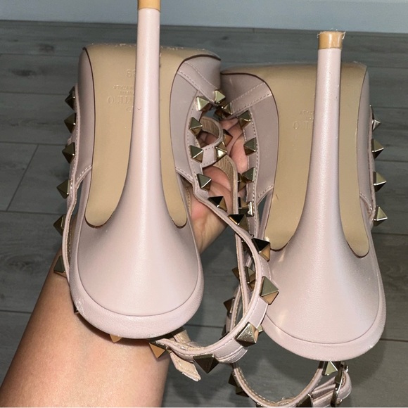 Valentino Garavani Rockstud Caged Pointed Ankle Strap Pump Heels in Poud… - Picture 12 of 16